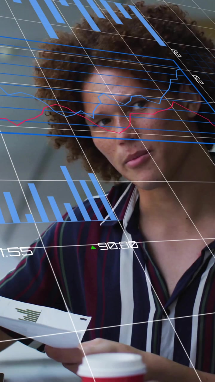 Animazione di grafici blu che elaborano dati su diversi colleghi uomini che parlano in un ufficio informale
