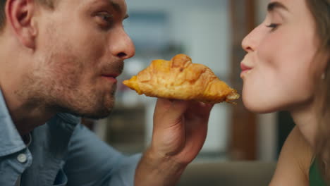 Pareja-Romántica-Comiendo-Croissant-En-Casa-Zoom.-Amoroso,-Hombre,-Mujer,-Cara,-Morder,-Bollo