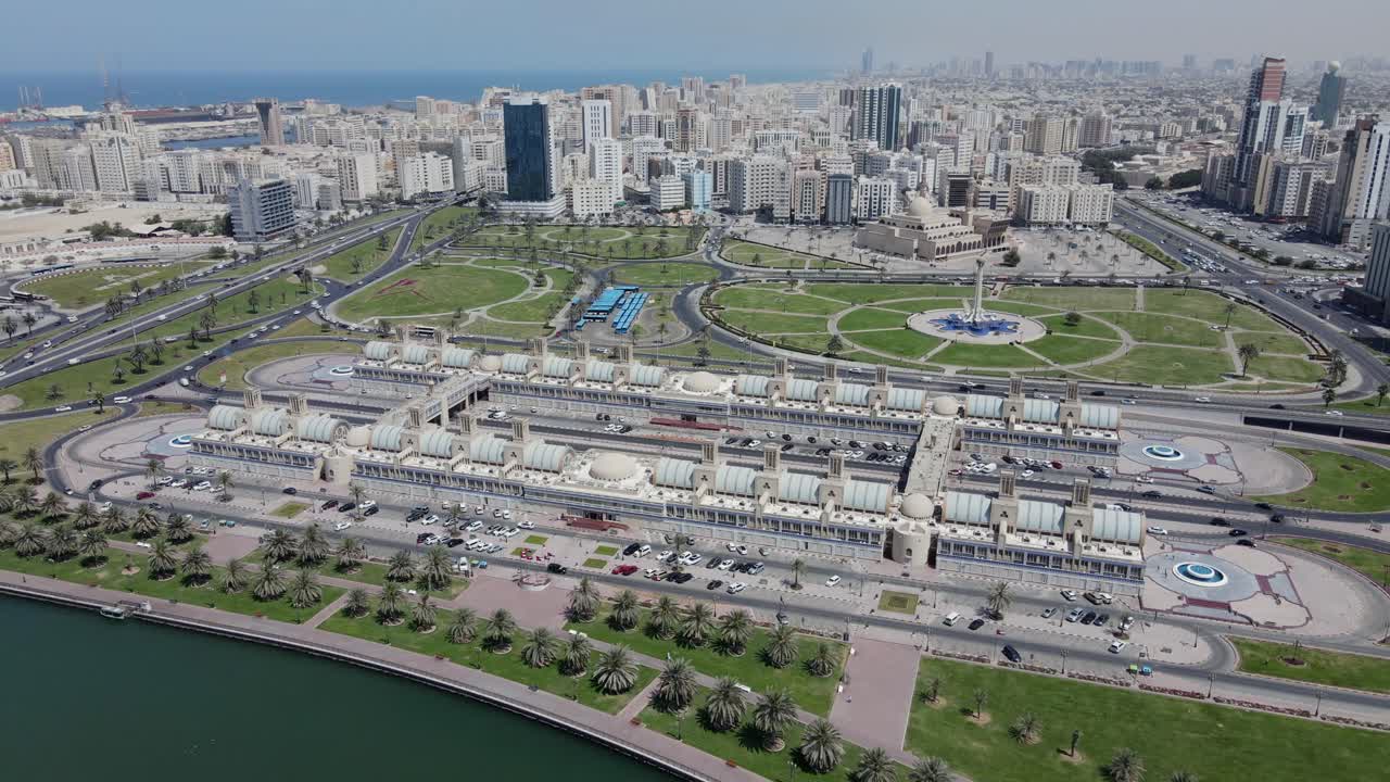vista de drones del zoco central de sharjah, el zoco de oro y el horizonte de la ciudad en un brillante día de verano, emiratos árabes unidos