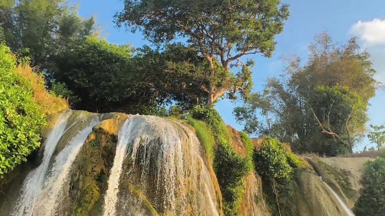 Cascata Panoramica Che Si Getta Da Una Parete Rocciosa In Una Lussureggiante Foresta Tropicale