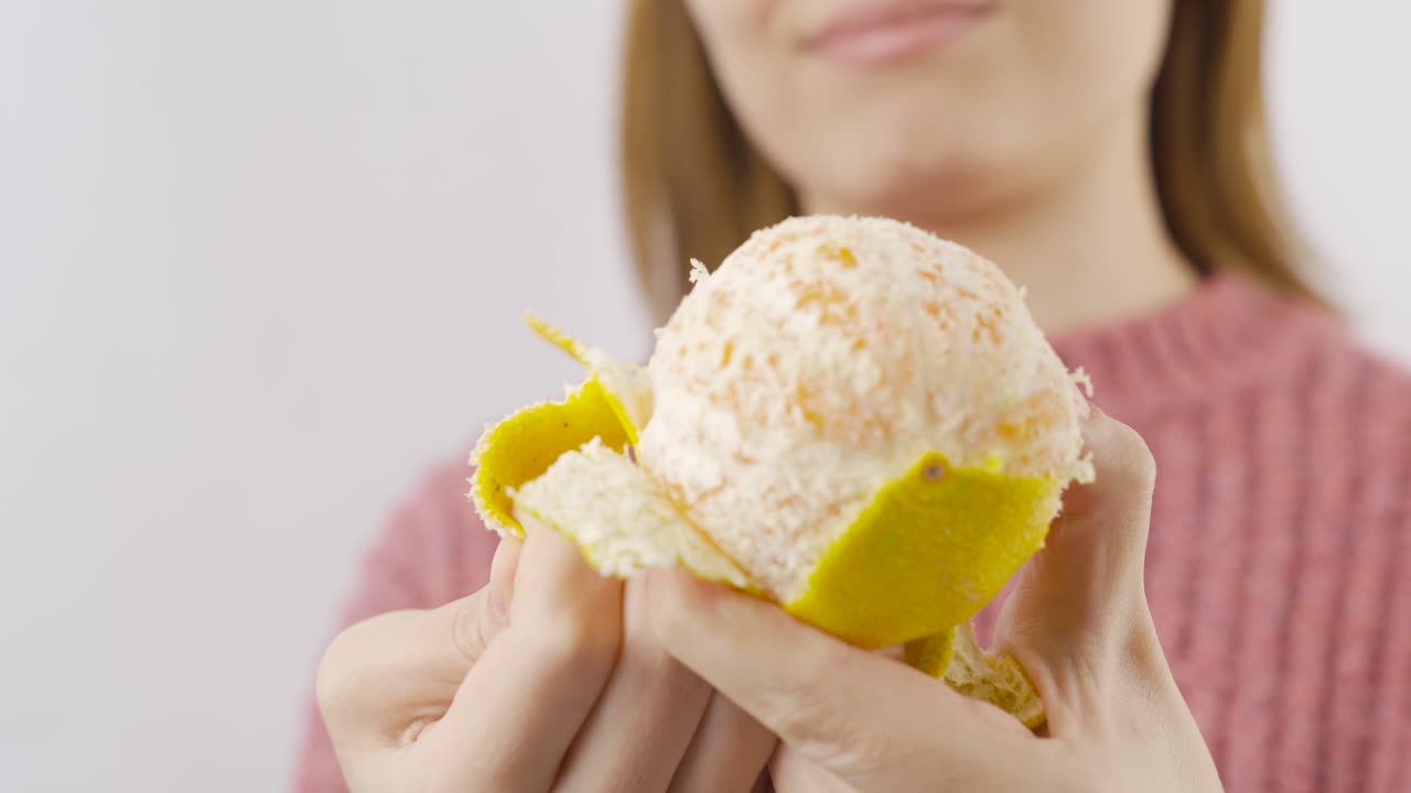 un primer plano de las mandarinas peladas.