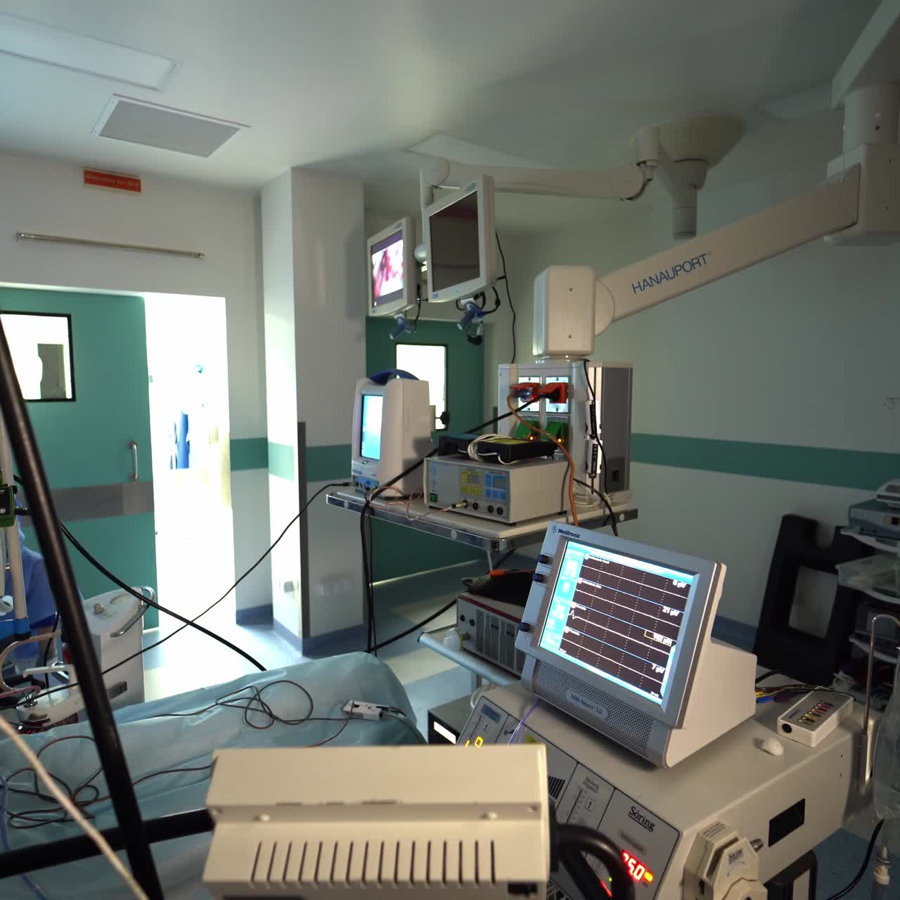 Sala de urgencias vacía con equipamiento. Moderna y cómoda sala de hospital