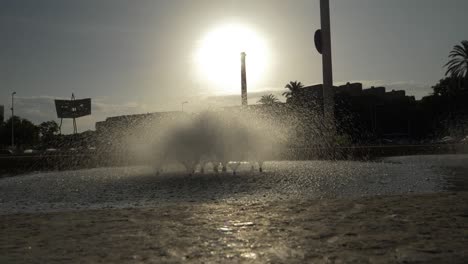 Zauberbrunnen-Mit-Der-Sonne-Im-Hintergrund