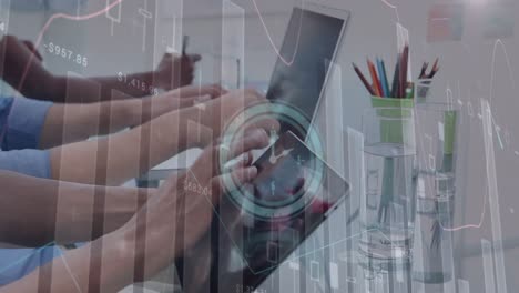 animación de diversos datos y reloj sobre las manos de diversos colegas de negocios que trabajan en computadoras portátiles