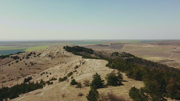 Ripresa con drone in allontanamento di una collina rocciosa nella riserva naturale di Allah Bair, nella regione della Dobrugia, Romania