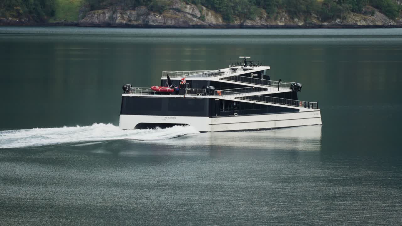 hardangerfjord를 횡단하는 현대식 전기 쌍동선 페리