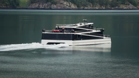 Un-Moderno-Ferry-Catamarán-Eléctrico-Cruzando-El-Fiordo-De-Hardanger