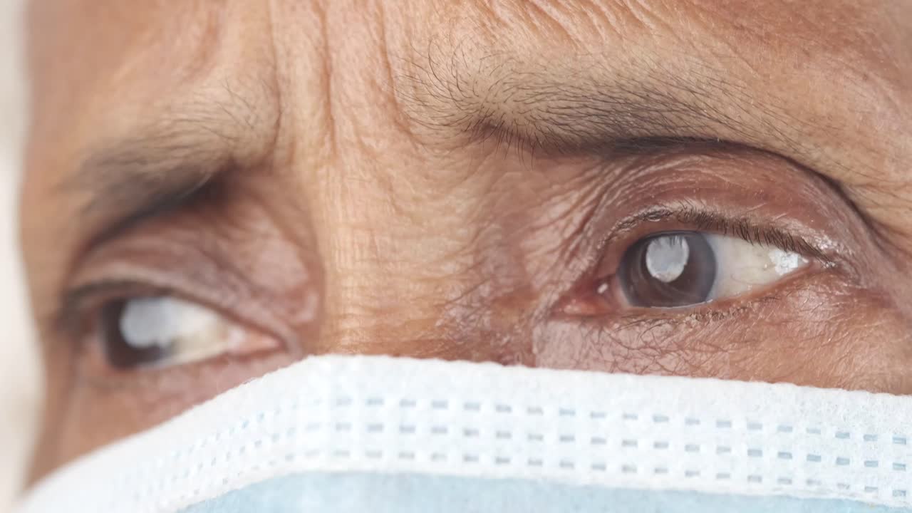 Persona anziana che indossa una mascherina