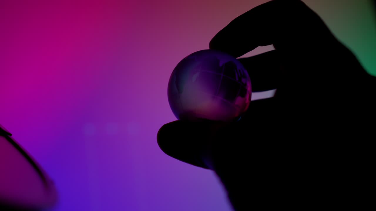 mantenimiento de la mano girando clara luz de neón globo de control de la pelota tecnología para ayudar o destruir el planeta
