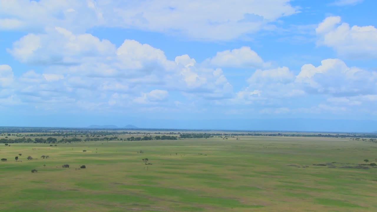 hermosa toma de lapso de tiempo de nubes moviéndose sobre las llanuras de áfrica