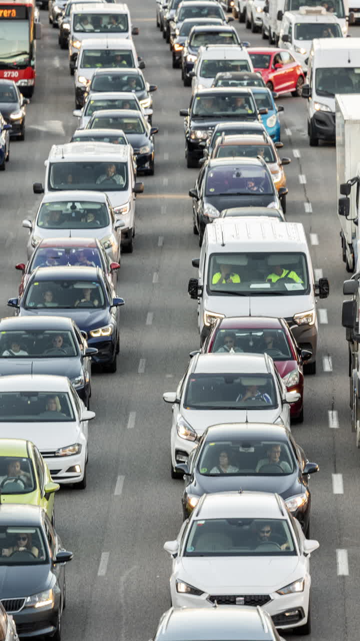vídeo time-lapse del tráfico en una autopista de Barcelona durante la hora punta vespertina en vertical