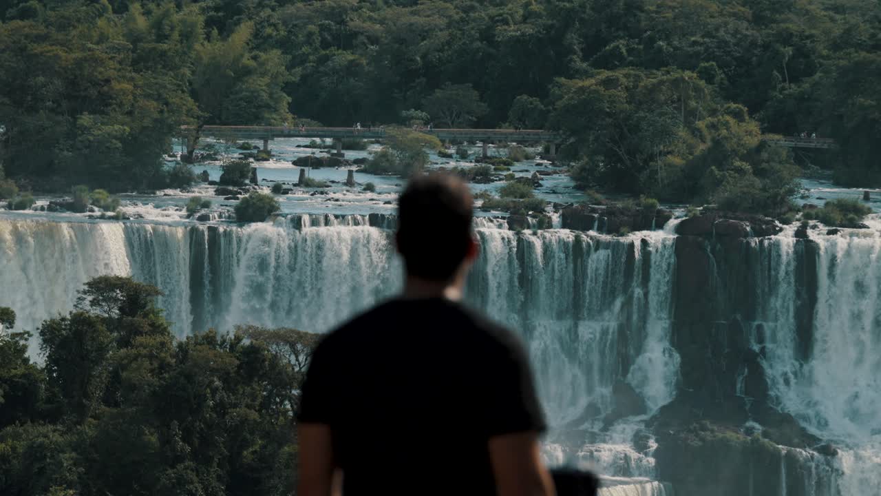아르헨티나와 브라질 국경에 있는 이구아즈 폭포를 바라보는 남자
