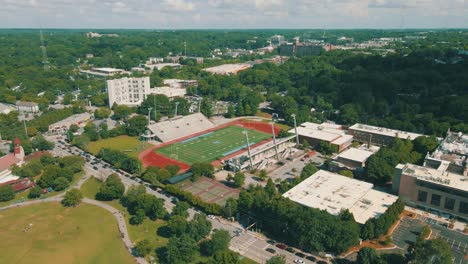 Wunderschöne-Drohnenaufnahmen-Eines-Leeren-Fußballstadions-In-Der-Nähe-Eines-Parks-Und-Einer-Sehr-Belebten-Straße