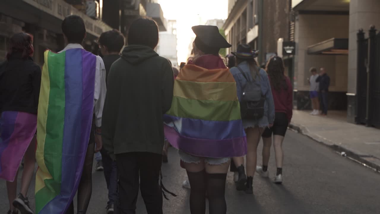 la marcha del desfile del orgullo en buenos aires hacia la plaza de mayo