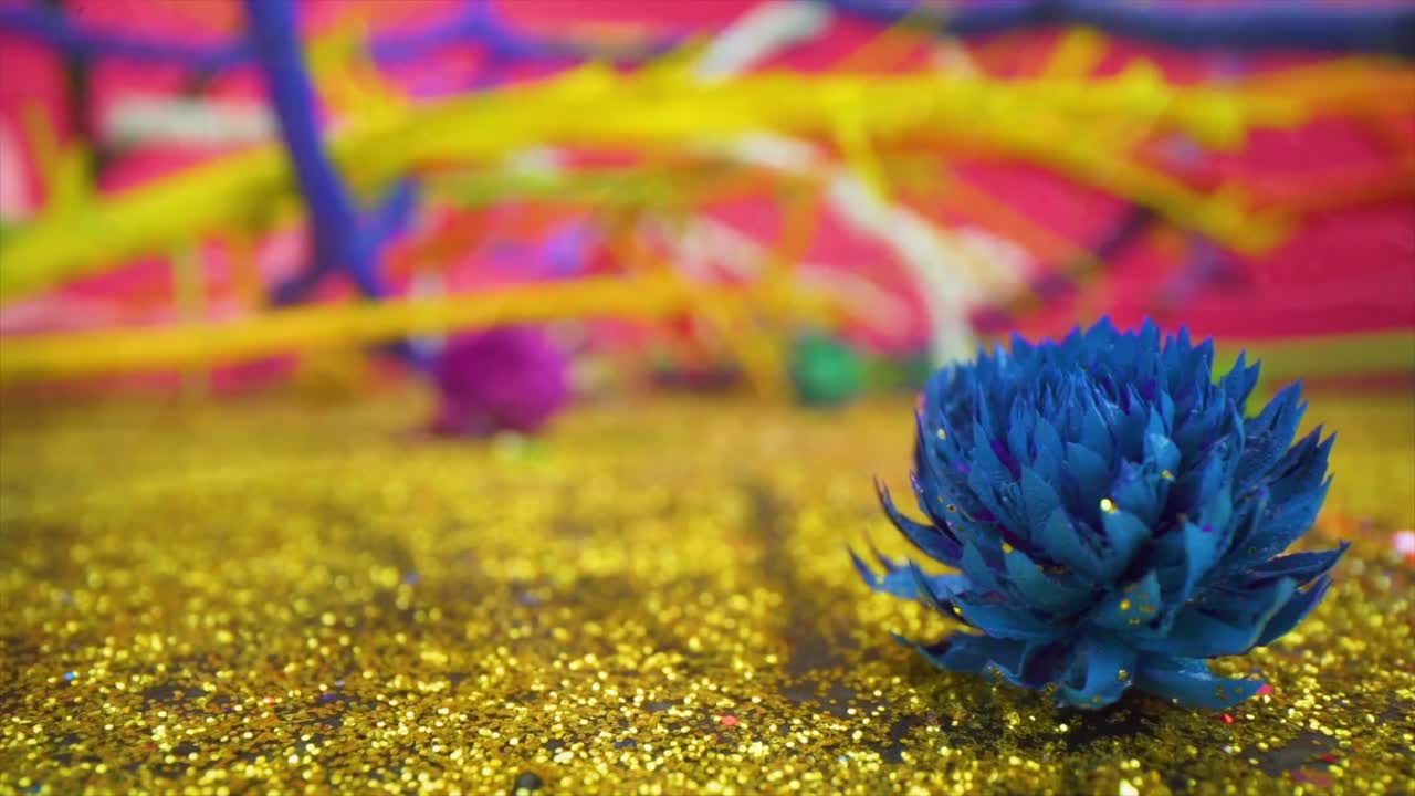 초점은 다채로운 꽃에서 황금색 곡물 배경에 대한 가시 가지로 전환하여 예술적이고 상상력있는 환경을 불러일으니다.