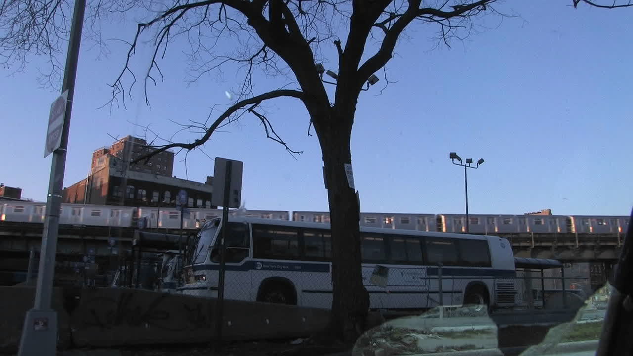 un tren subterráneo de la ciudad de nueva york pasando por vías aéreas