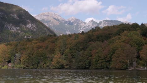 El-Sol-Que-Aparece-En-Los-Colores-Del-Otoño-En-El-Lago-Bohinj-Muestra-Los-Impresionantes-Colores-Con-Los-Alpes-En-El-Fondo-Y-El-Lago-En-Primer-Plano