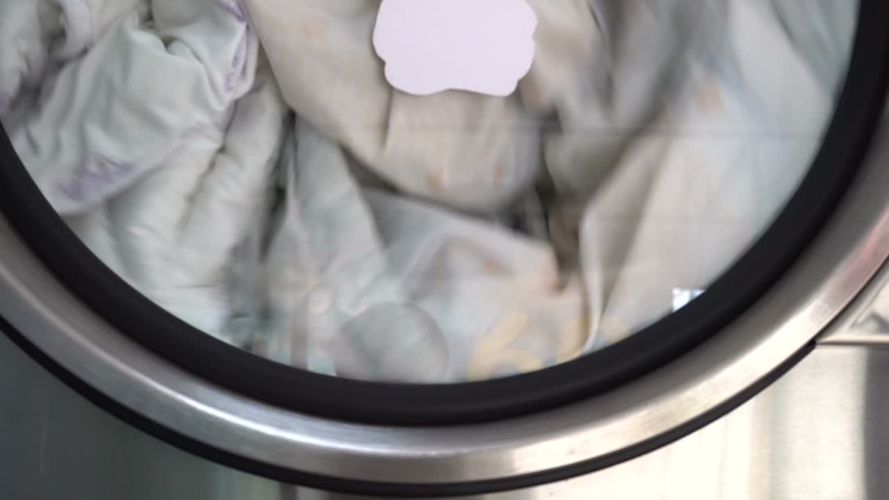 세탁기 문은 옷이 회전하는 내부입니다. 더러운 세탁 개념.