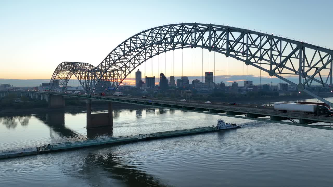 헤르난도 데 소토 다리에 둘러싸인 테네시 멤피스 스카이라인