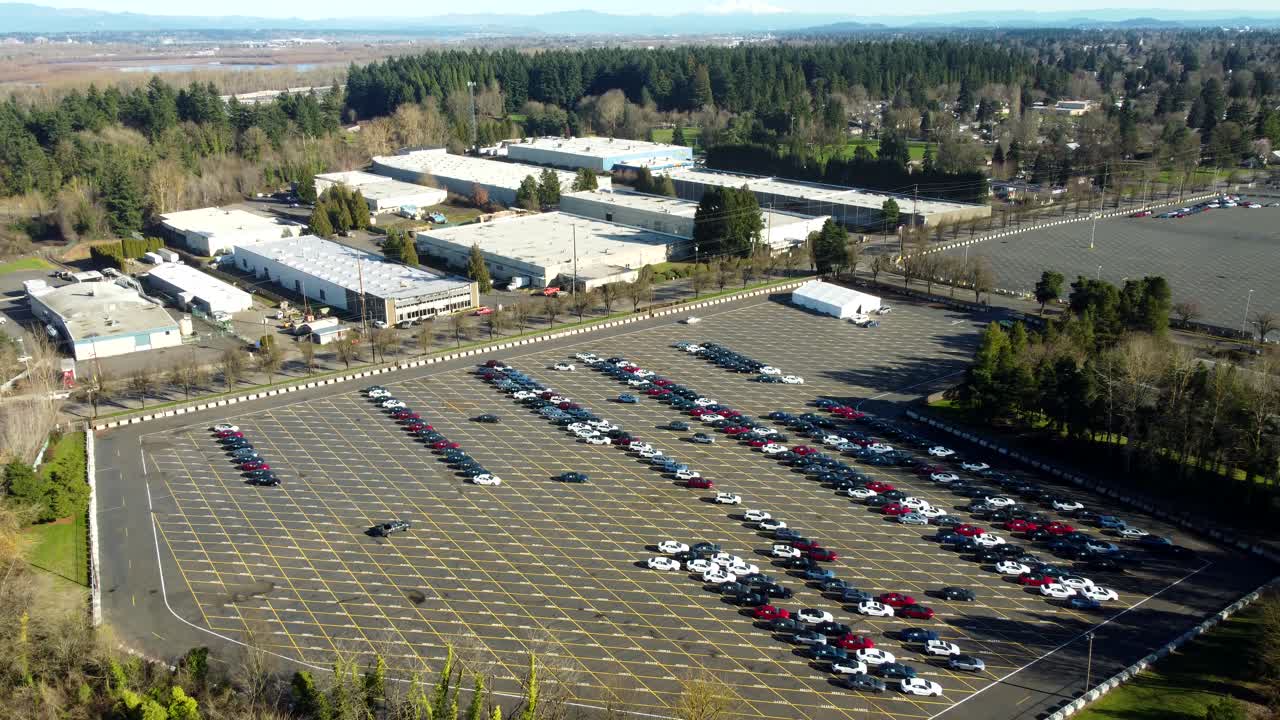 USA, Oregon, Portland, 2026-02-11 - Vista drone del Porto di Portland vicino a St Johns, parcheggio per auto nuove in fase di scarico dalla nave, in inverno