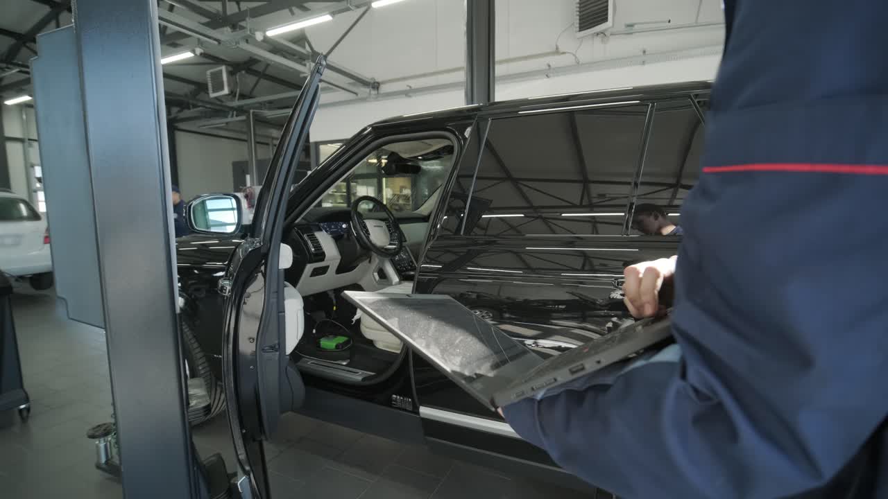 mecánico realizando diagnósticos de automóviles con una computadora portátil