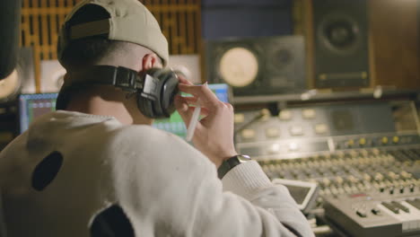 Joven-Caucásico-Trabajando-En-Un-Estudio-De-Grabación-De-Música