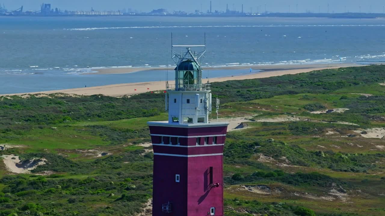 Luftfoto af smukke Westhoofd fyrtårn på Ouddorp-kysten med brede strande og rullende klitter langs Nordsøen i Holland