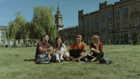 estudiantes emocionados chequeando el examen aprobado en la computadora portátil