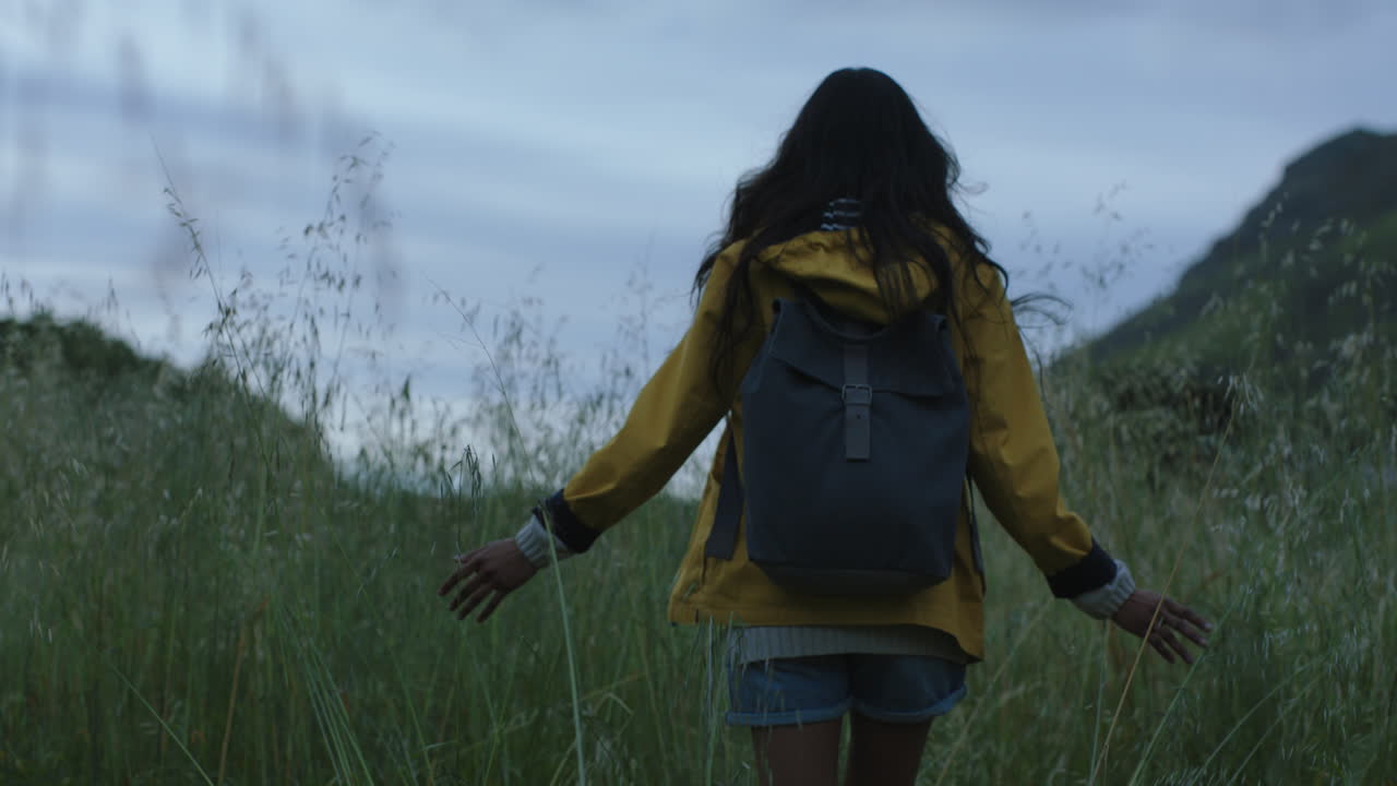 용감한 젊은 인도 여성 혼자 하이킹을 즐기고 야외를 탐험하는 시골 독립적인 여성 하이커 관광객 트레킹 모험 여행