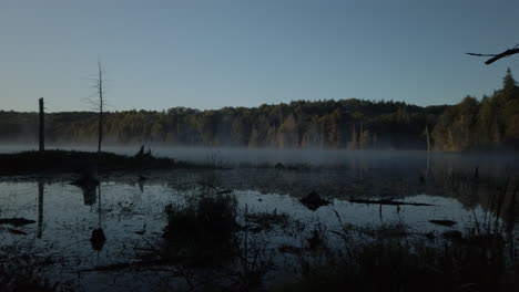 Toma-Panorámica-De-Derecha-A-Izquierda-De-La-Niebla-Matutina-Que-Se-Eleva-Sobre-El-Lago-Lee