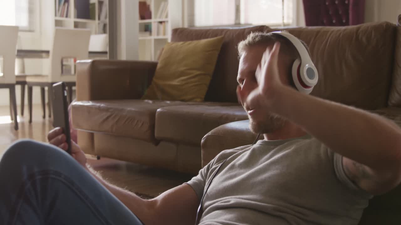 집에서 일하는 사회적 거리를 유지하는 백인 남성