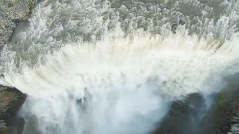 Un-Dron-4k-Captura-Una-Vista-Cinematográfica-De-Gran-Angular-De-La-Rápida-Cascada-De-Kirkjufellsfoss-En-El-Pintoresco-Paisaje-De-Islandia