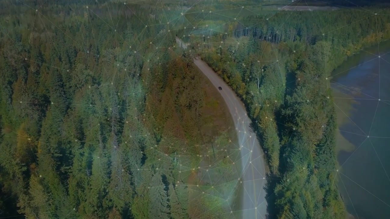 Estrada sinuosa e carros se movendo ao longo da curva, drone com câmera deslizando e sobreposição mostrando o fluxo de tráfego.