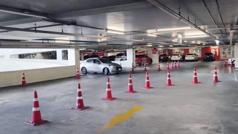 garaje de estacionamiento subterráneo con conos de tráfico