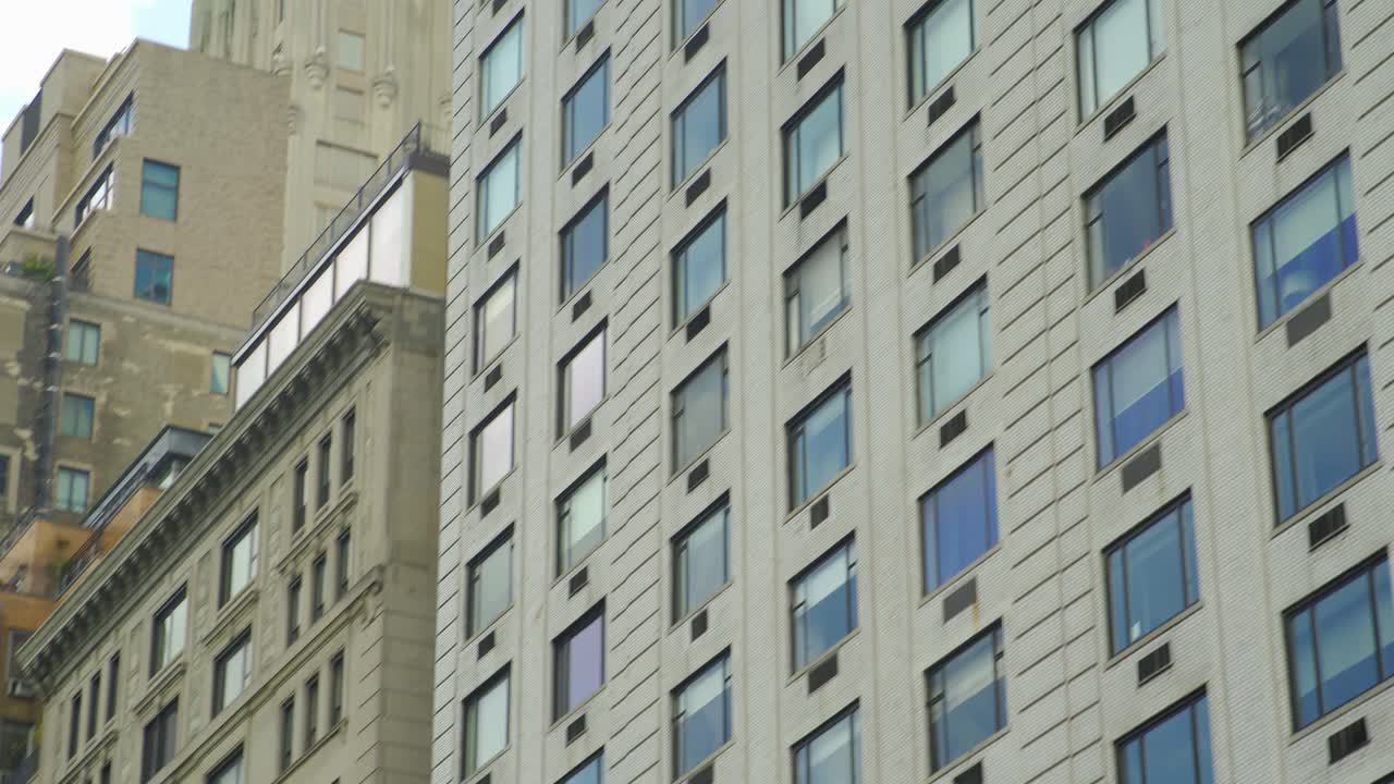 нью-йорк сити небоскребы фасады, окна отражение движение выстрел - низкий угол