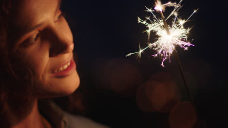 Cerrar-Bengalas-Retrato-De-Una-Mujer-Atractiva-Celebrando-La-Víspera-De-Año-Nuevo-Disfrutando-De-La-Celebración-Del-Día-De-La-Independencia-Divirtiéndose-Por-La-Noche