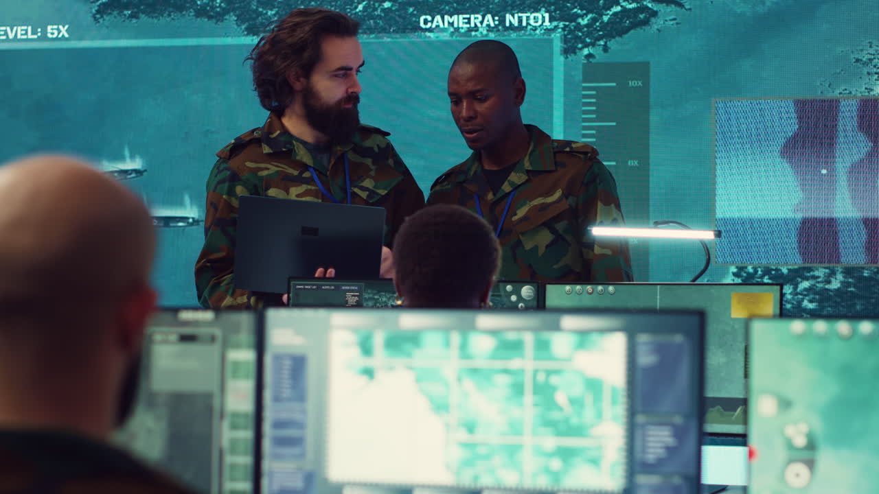 capitán de tripulación y general informando a las tropas en el cuartel general militar