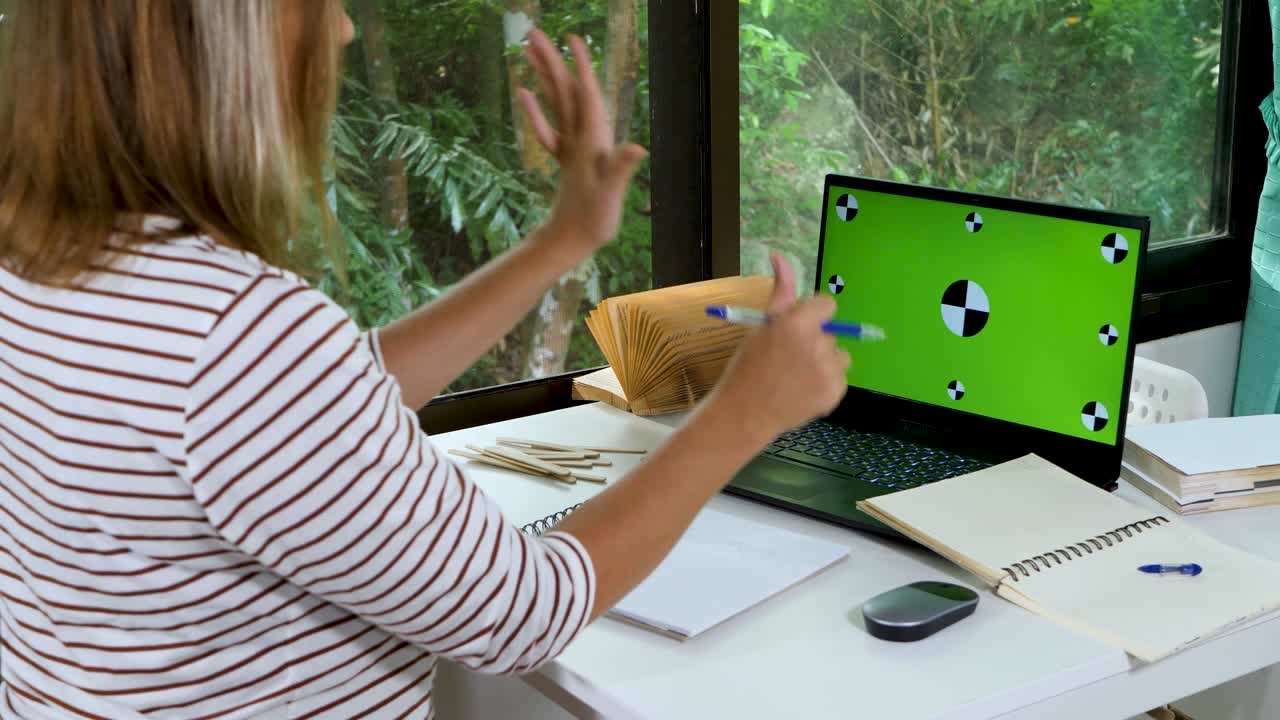 el maestro tiene una lección de educación a distancia por ordenador portátil con pantalla verde