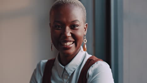 Feliz,-Sonrisa-Y-Rostro-De-Una-Mujer-Negra-En-Un-Teléfono