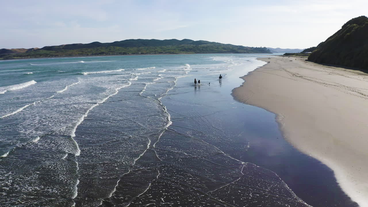 해변 승마, 래글런 뉴질랜드 탐험, 산과 언덕을 따라 펼쳐진 아름다운 해안선