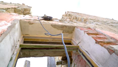 un alambre suelto de la campana de la casa dañada