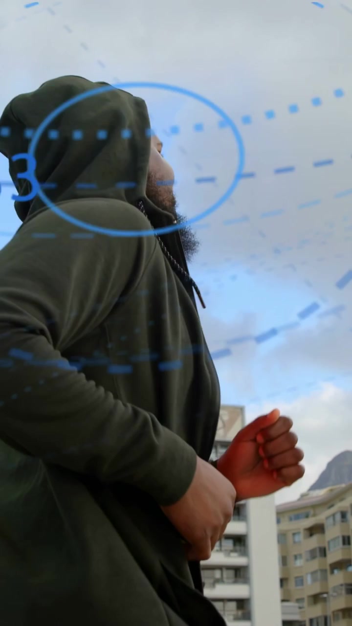 Video verticale: Uomo che cammina in città, facendo apparire un HUD (Head-Up Display) mentre tiene in mano un dispositivo rosso che controlla dati tecnici.