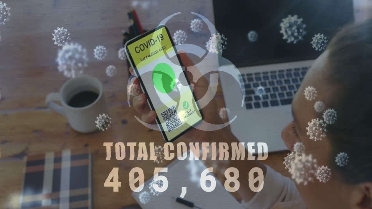 símbolo de riesgo biológico y células de covid-19 contra una mujer con un teléfono inteligente con código qr en la pantalla