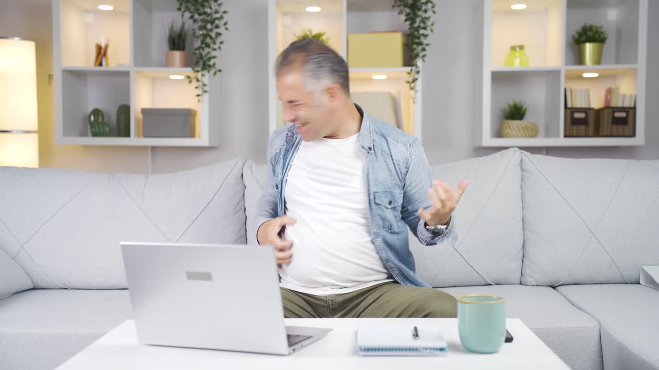 로커 기호를 하고 춤을 추는 남자