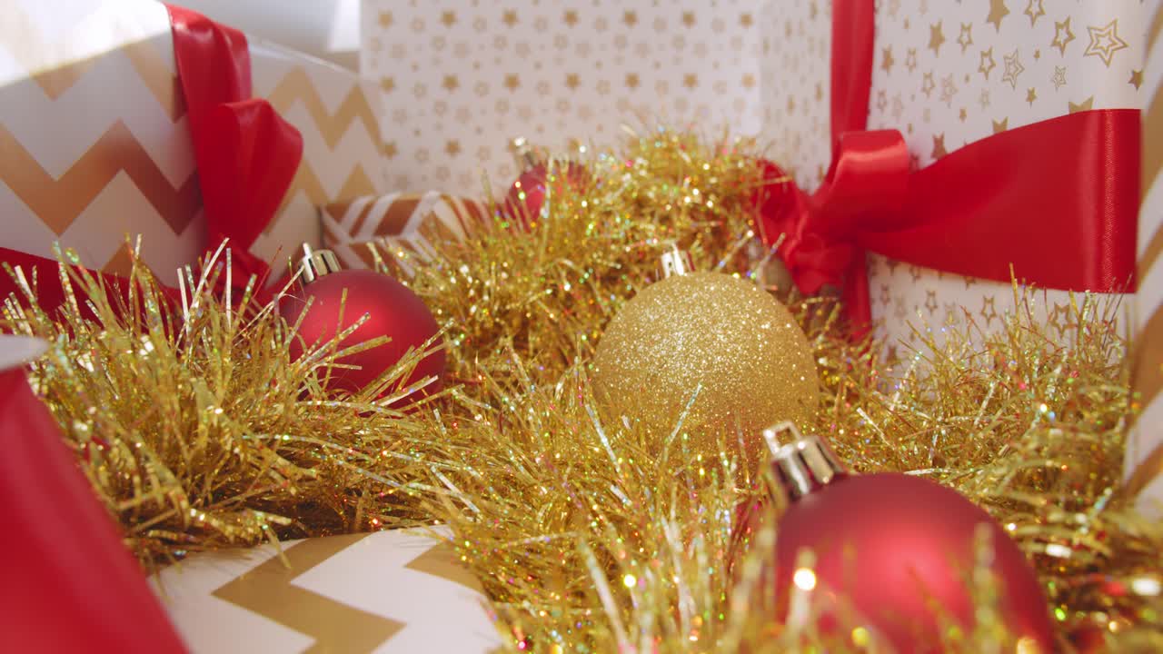 regalos de navidad clásicos envueltos en oro y papel blanco y oropel