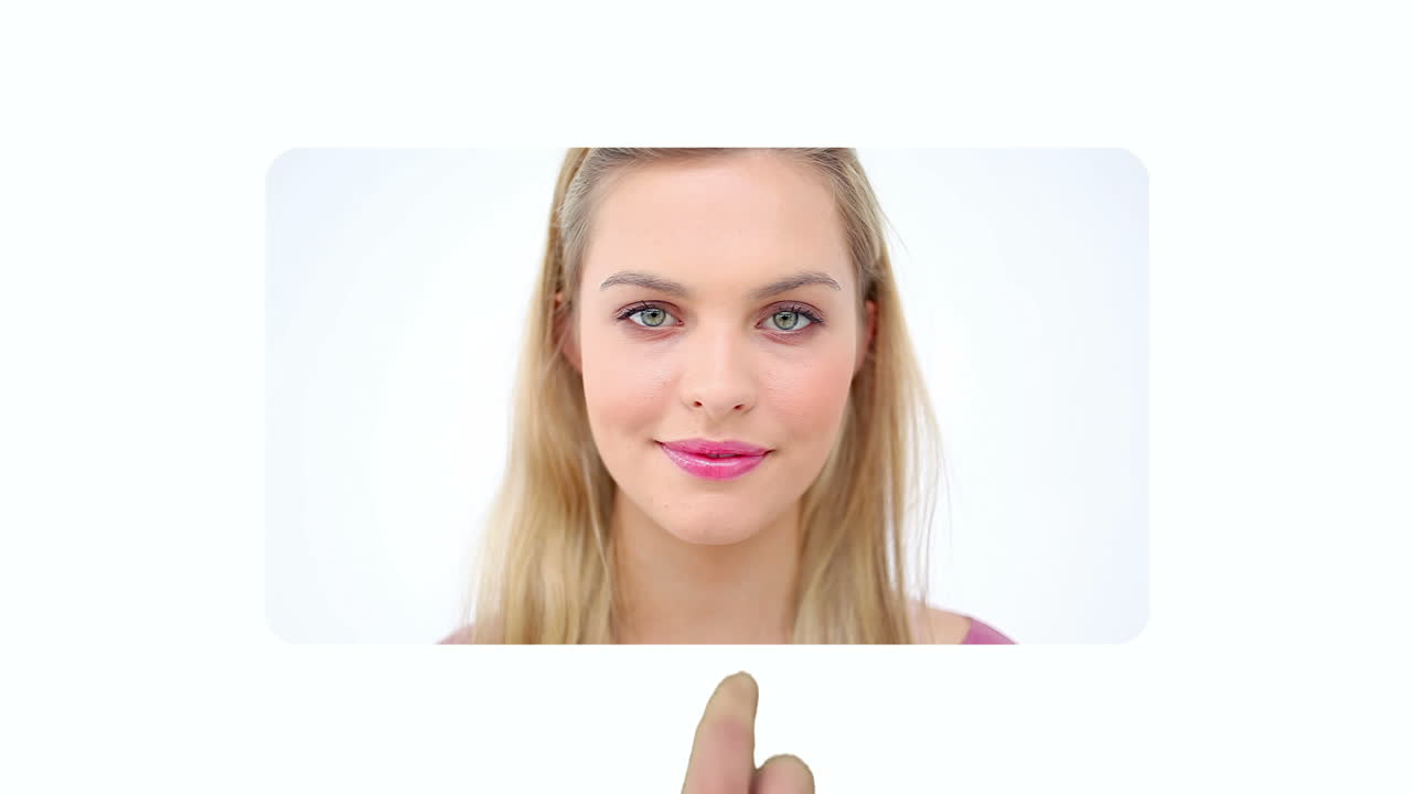 Mand, der scroller videoer af kvinder, der lægger makeup på deres ansigt