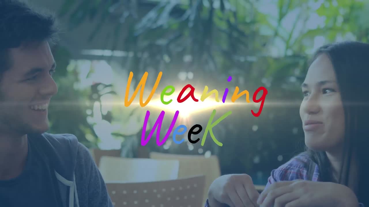 texto de la semana de destete y punto de luz sobre un niño y una niña diversos hablando entre sí en el café