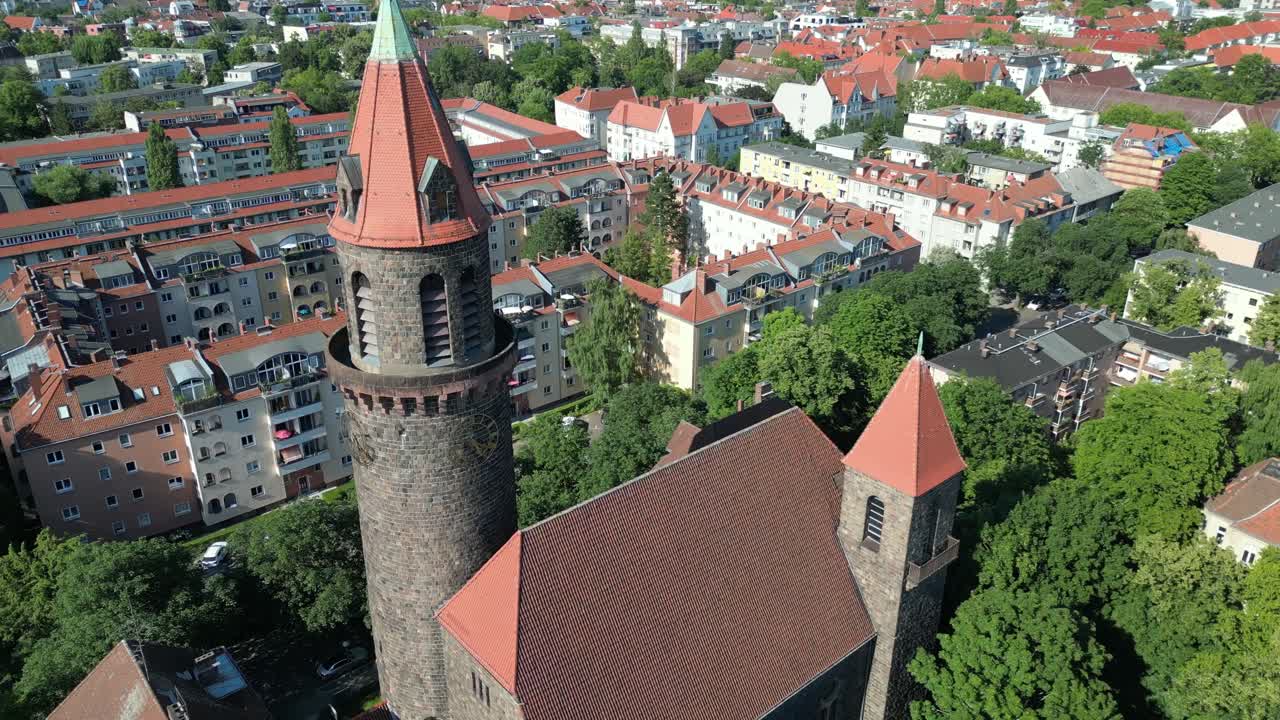 mejor vista aérea de arriba vuelo lukas iglesia ciudad berlin steglitz, alemania día de verano 2023