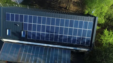 Schwenken-über-Sonnenkollektoren-Auf-Neuem-Dach