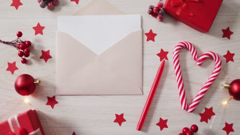 video de decoraciones de navidad con regalos y sobres sobre fondo de madera